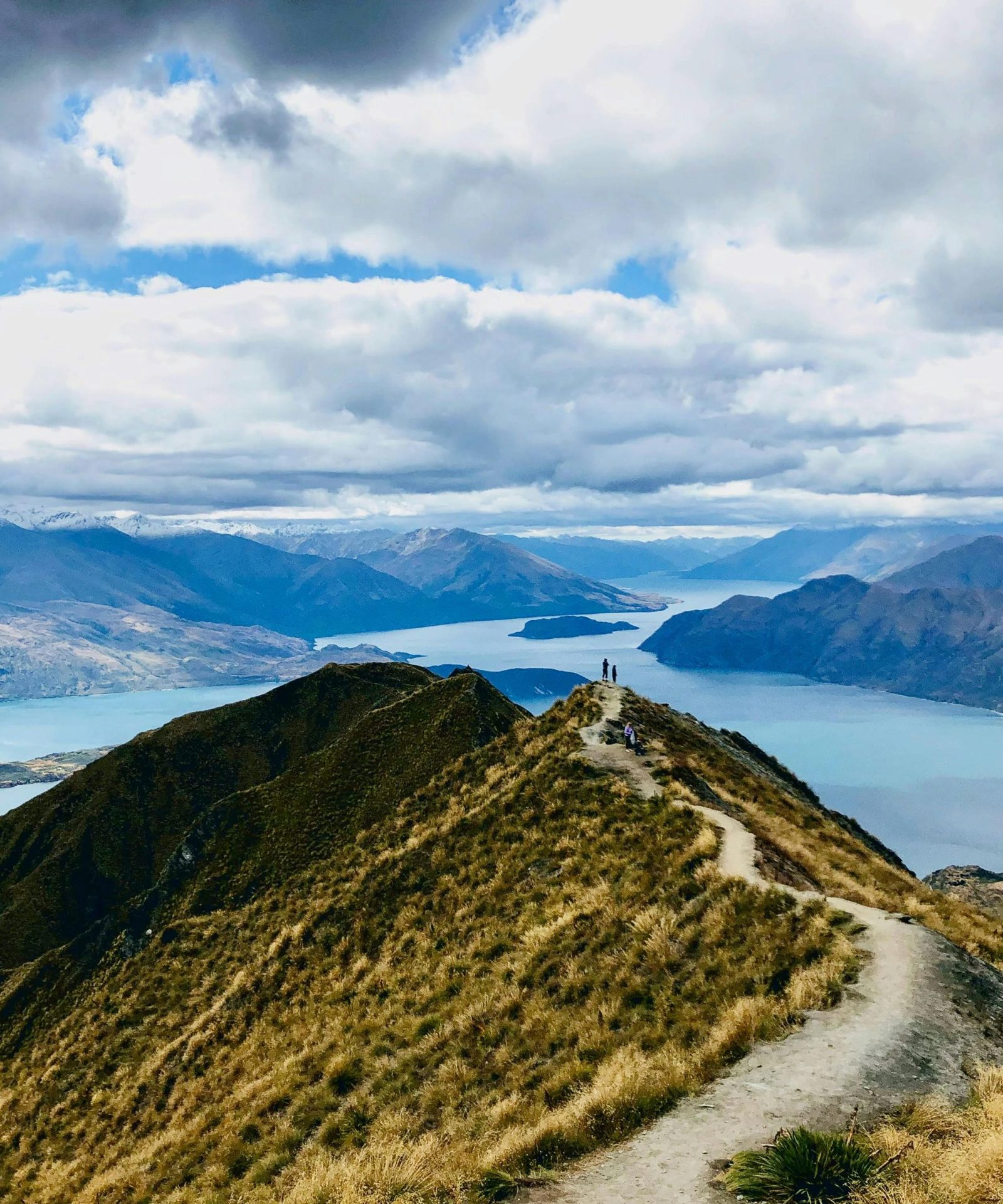 The Roys Peak track climbing a ridge above Lake Wānaka