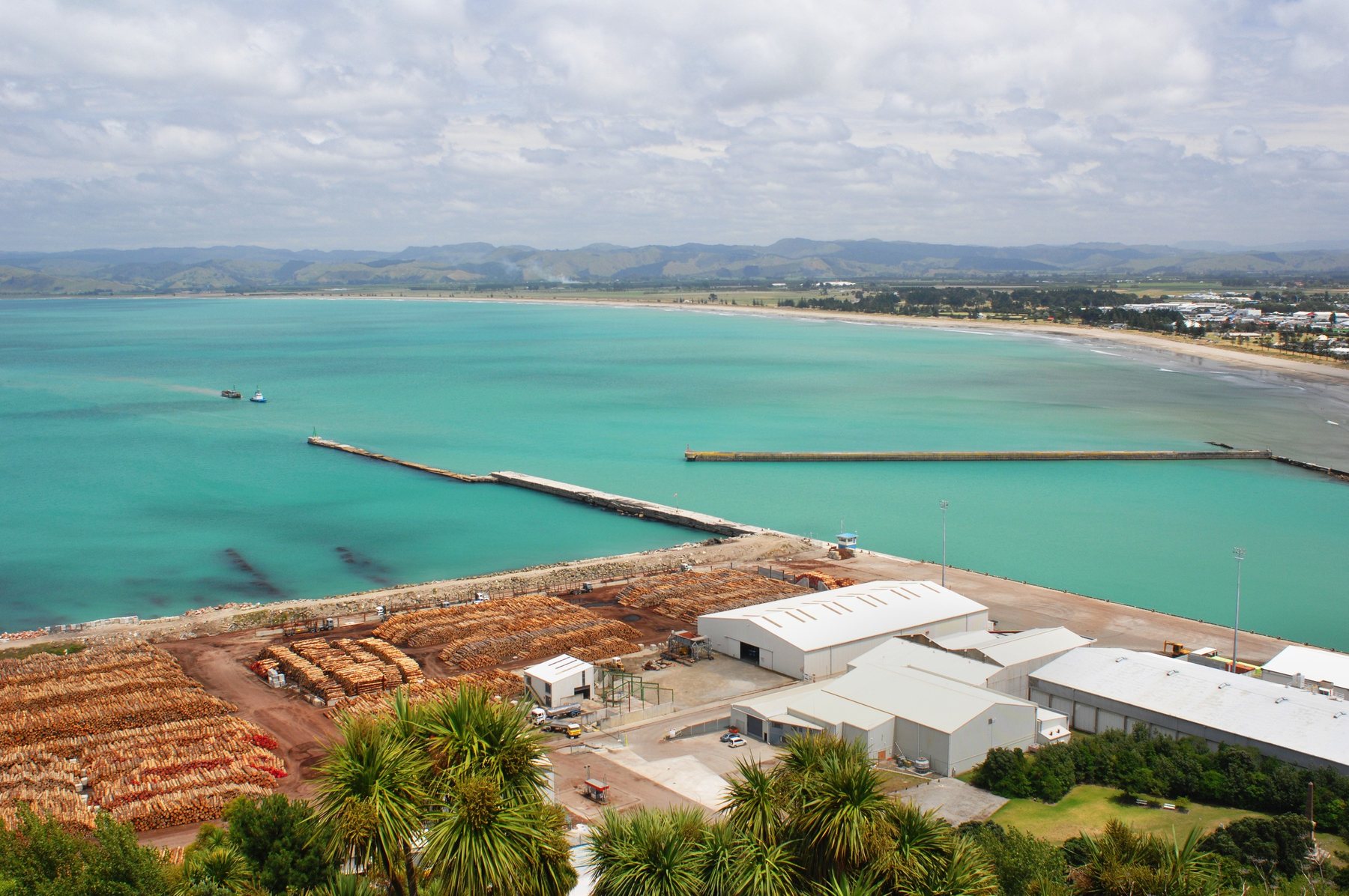 Poverty Bay and the port seen from Kaiti Hill, with the breakwater and the sweep of the bay behind