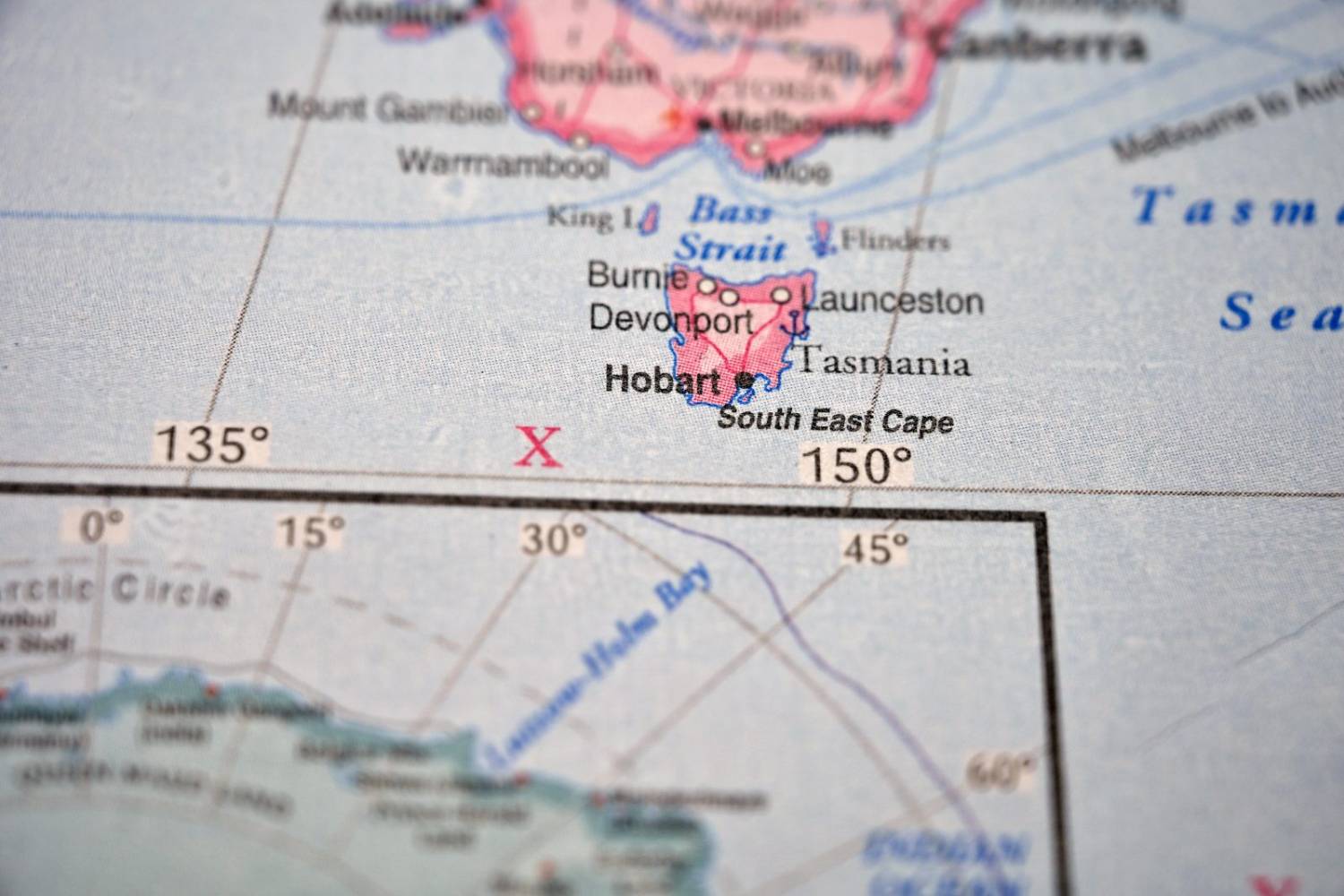 A road map of Tasmania with Hobart marked in the south-east