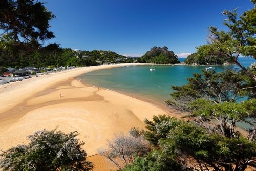 Golden sand and clear turquoise water at Kaiteriteri beach