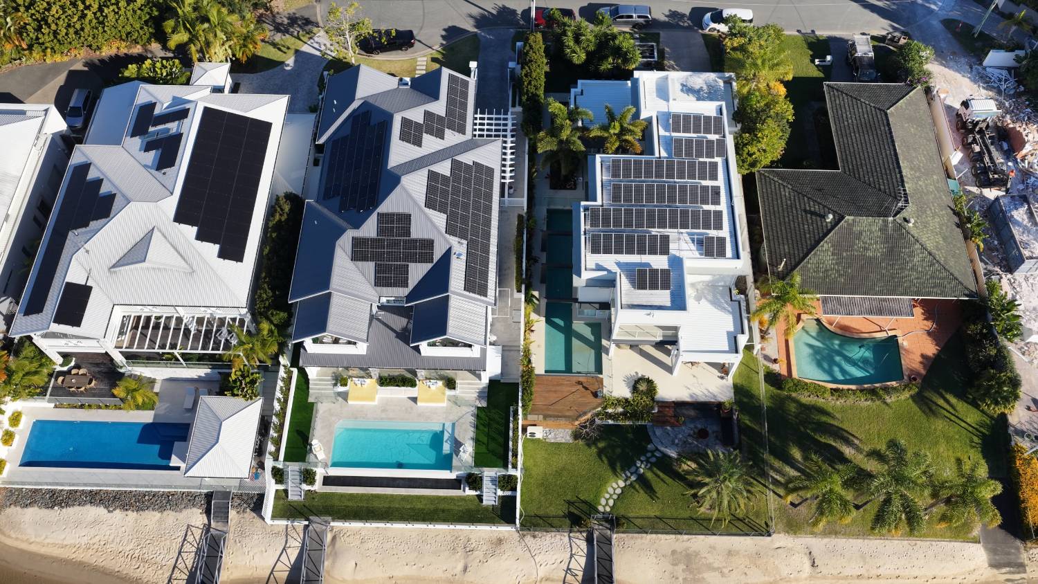 Waterfront houses with several swimming pools and private landings in coastal Queensland